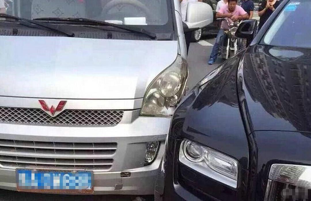 最新三菱面包楼泥头车，探索小巷中的惊喜之旅