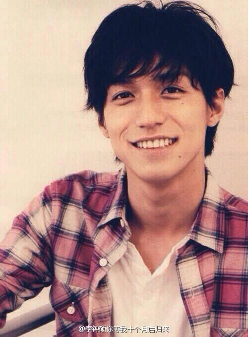 日系男明星的私密心灵之旅，与自然美景的交融与内心宁静的追寻