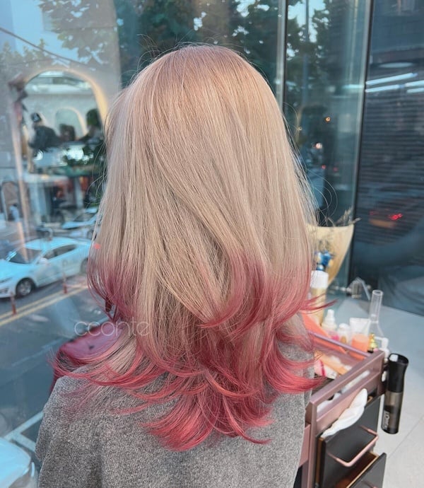 『最新染发趋势,与自然美景交融,寻找内心平和之旅』