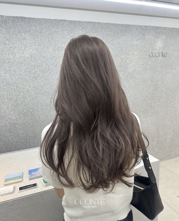 『最新染发趋势,与自然美景交融,寻找内心平和之旅』