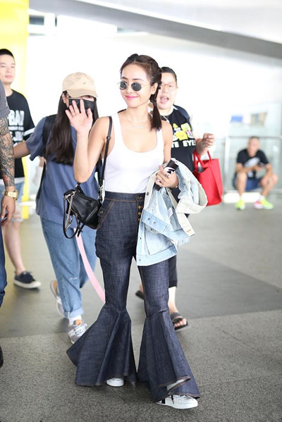 明星喇叭裤最新街拍，科技潮流的极致风尚展示