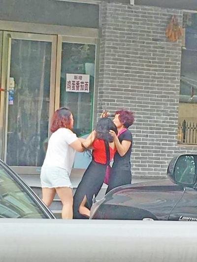 最新小三被扒裤子图引发社会热议,揭示背后的真相与反思社会现象