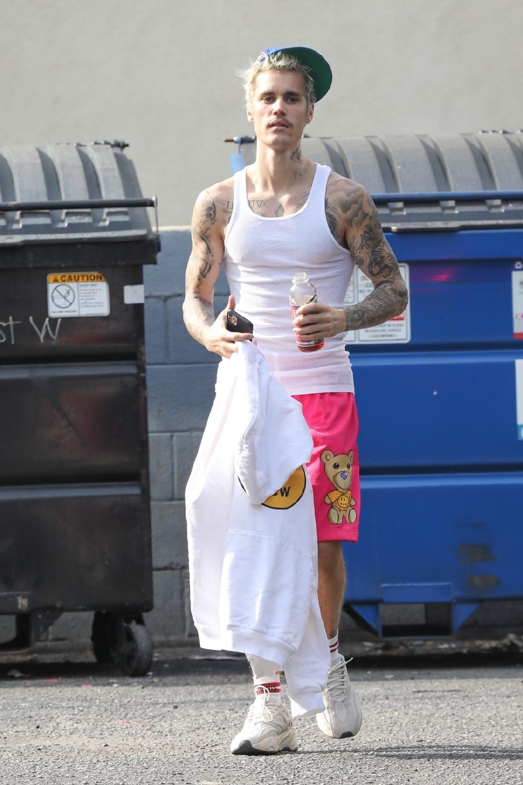 贾斯汀·比伯最新潮流图片，巨星风采展现时尚魅力