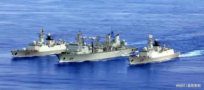 中国最新5万吨补给舰的温馨日常纪实