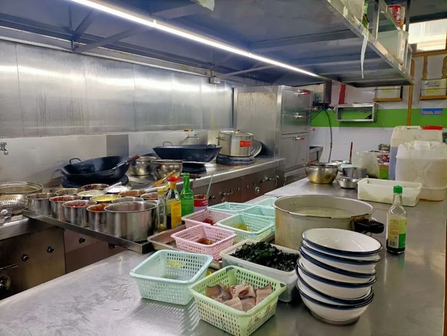 天冰冷饮最新批发价格及夏日小巷中的清凉秘境探索