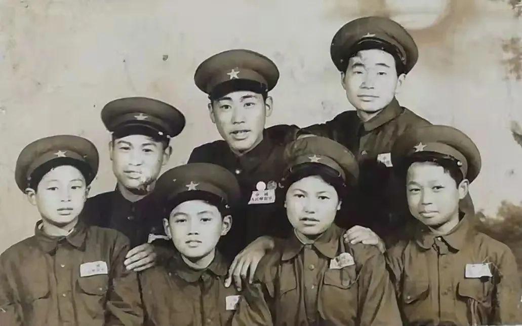 部队入党申请书最新的,部队入党申请书与小巷中的独特小店