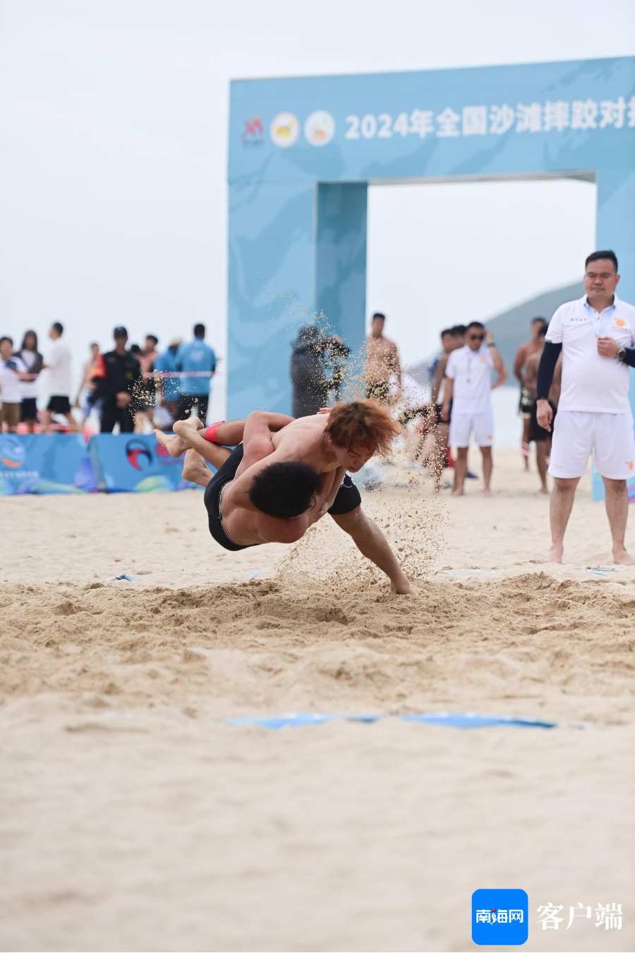 热血竞技!谁将封神?揭秘最新一期摔跤大战