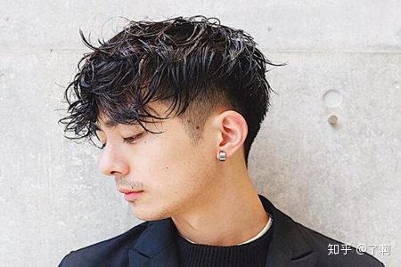 最新卷发男时尚风潮席卷,魅力造型引领潮流🌈