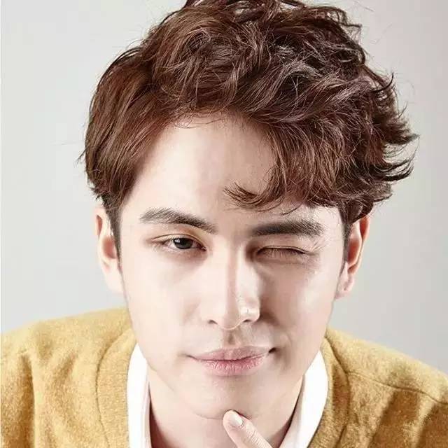 最新卷发男时尚风潮席卷,魅力造型引领潮流🌈