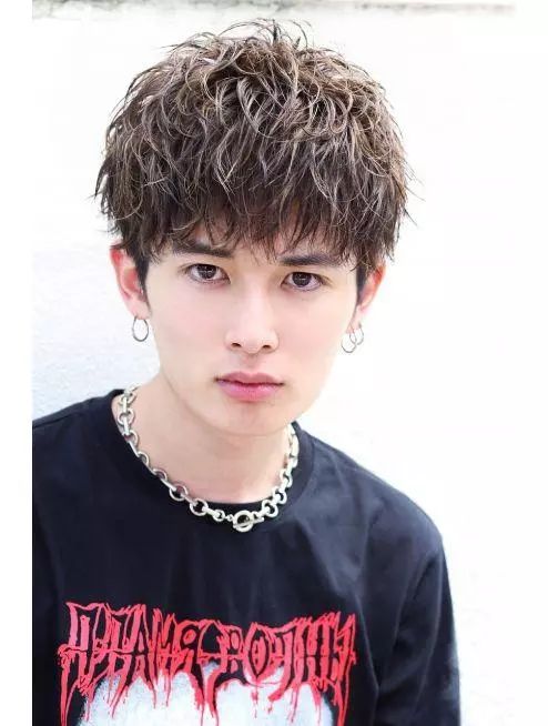 最新卷发男时尚风潮席卷,魅力造型引领潮流🌈