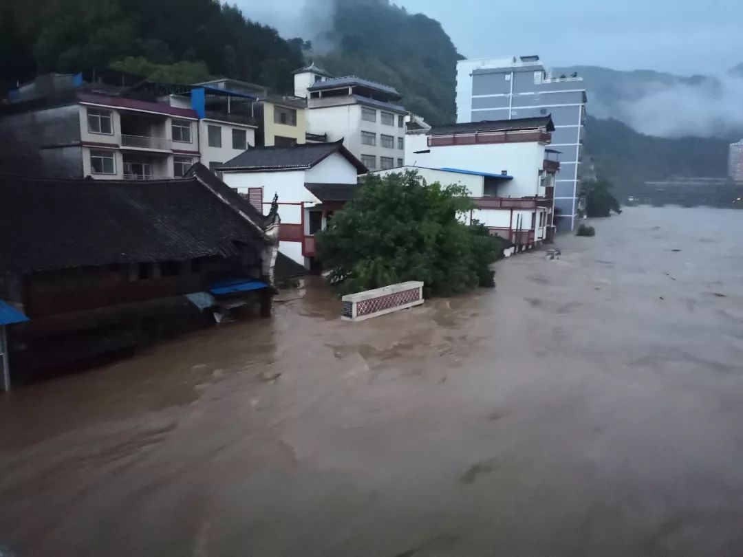 洪水最新动态,多方观点分析与个人立场阐述