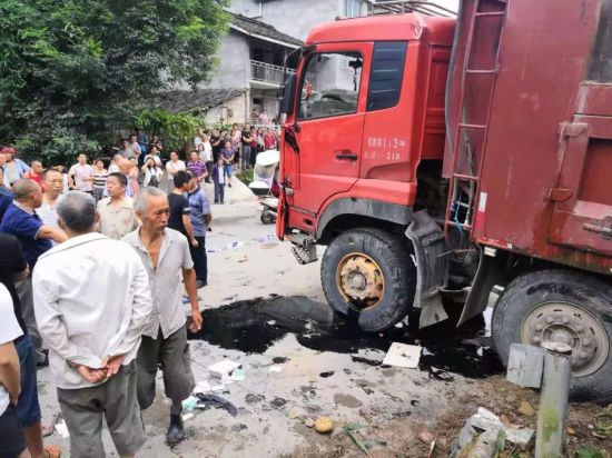 南充车祸揪心时刻,愿平安无事!最新更新