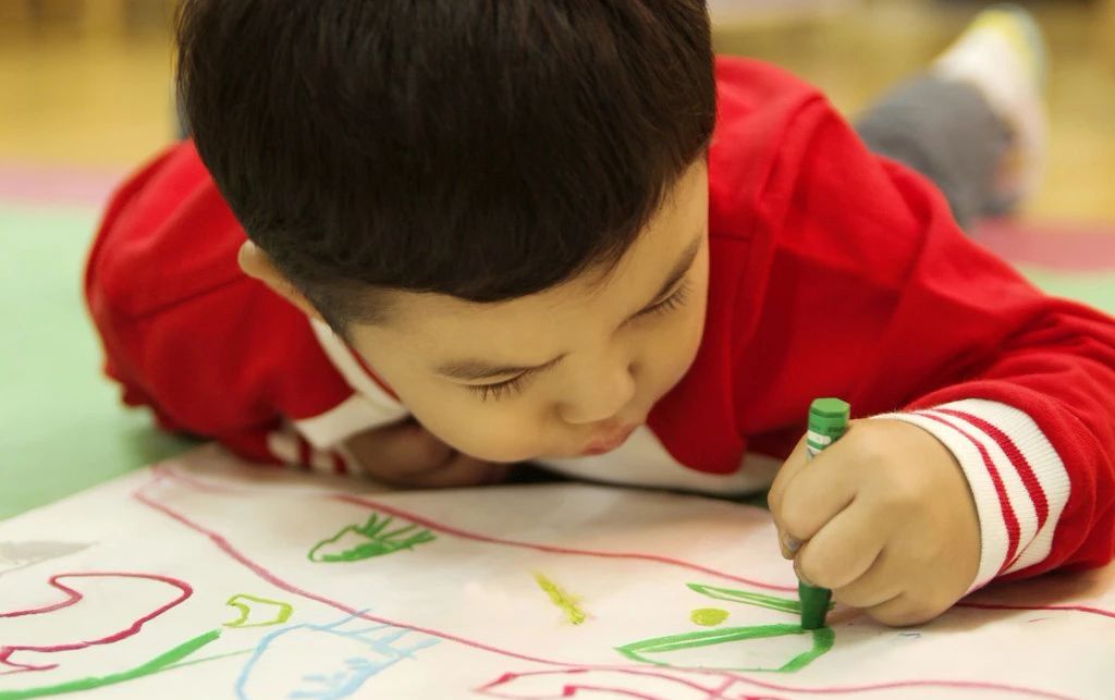 宝宝最新画作揭秘，小巷深处的色彩乐园