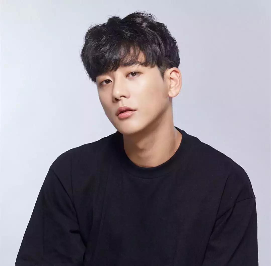 最新发型图男,小巷深处的时尚风采